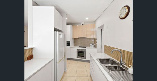 Expansive easycare villa in family-friendly pocket - Photo 1