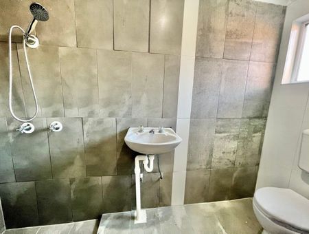 Private Studio Living Ideal for Singles! - Photo 2