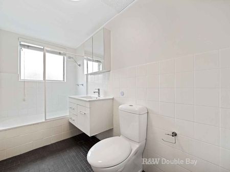 Quiet Modern Apartment with Lock-up Garage - Photo 4