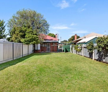 Spacious 2 Bedroom Maisonette With Huge Yard - Photo 5