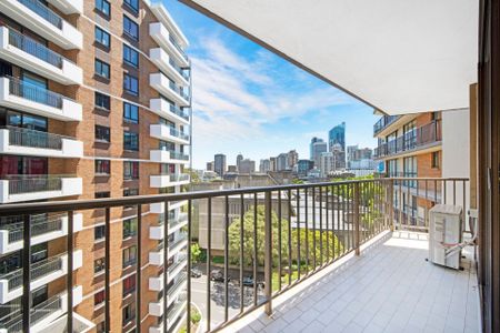 A CHIC INNER-CITY PAD - Photo 4