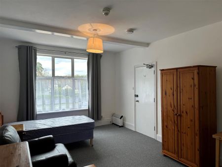 1 bedroom in a house share to rent - Photo 3