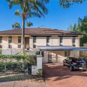 Luxurious Living in the Heart of Sunnybank: Beautiful House for Rent! - Photo 3