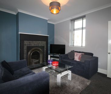 Large double room in shared house in Morley - available soon! - Photo 4