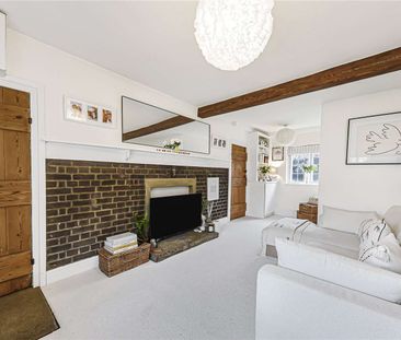 Utterly charming studio apartment set on the first floor of a much ... - Photo 2