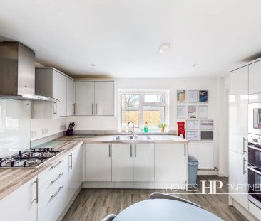 Martyrs Avenue, Langley Green, RH11 - Photo 2