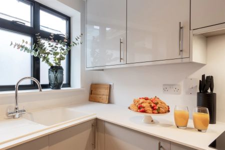 3 Bed, Apartment - Photo 2