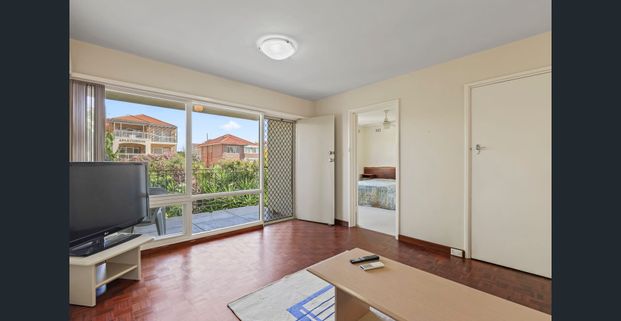 Spacious and classic designed apartment in prime location - Photo 1