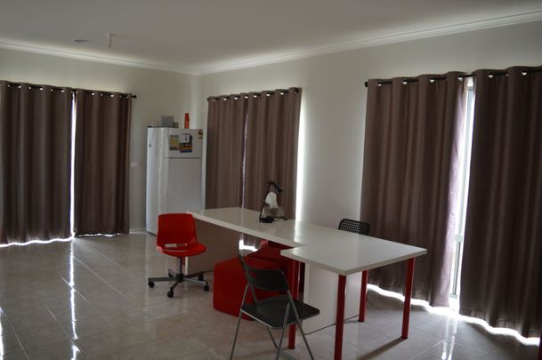 Your Comfortable Room Awaits in Clayton, near Monash University, Well-Maintained House! (Student Accommodation, Bills included) - Photo 1