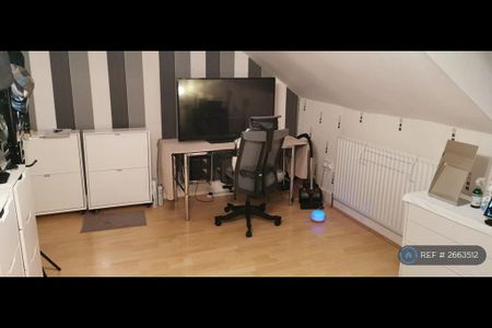 1 bedroom in a flat share to rent - Photo 2
