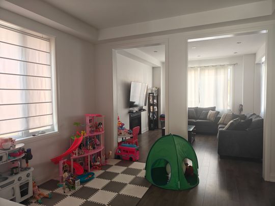 For Lease - 31 Snap Dragon Trail, East Gwillimbury, Ontario - Photo 1