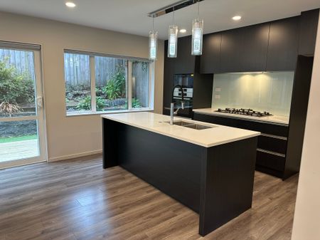 A modern townhouse in a prime location - Photo 2