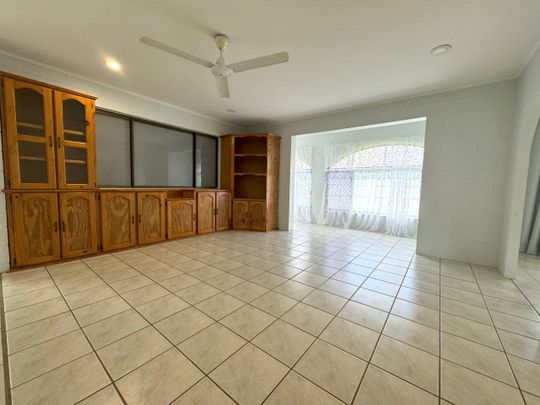 CHARMING 3 BEDROOM HOME ON LARGE FULLY FENCED BLOCK - PRIME LOCATION! - Photo 1