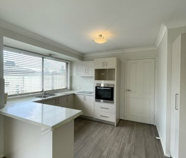 FOUR BEDROOM FAMILY HOME WITH INGROUND POOL! - Photo 4