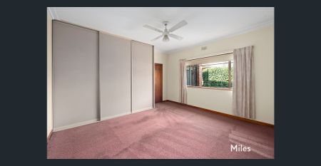 FABULOUS FLEXIBILITY WITH A STUDIO AND NORTH-REAR GARDEN - Photo 3