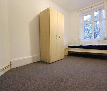 3 bedroom flat to rent - Photo 4