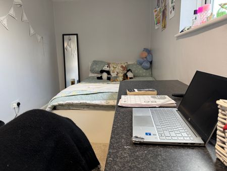 Room 4 & 5 19 Albert Square, NG7 2FH, NOTTINGHAM - Photo 4