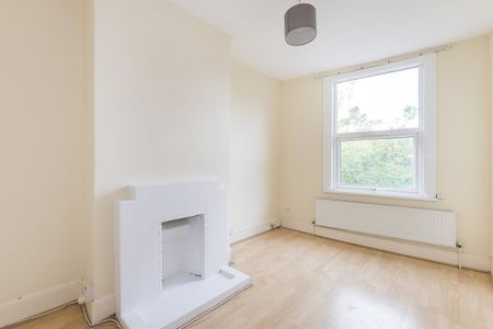 3 bedroom flat to rent - Photo 4