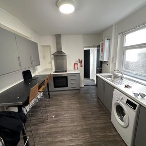 4 bedroom terraced house to rent - Photo 2