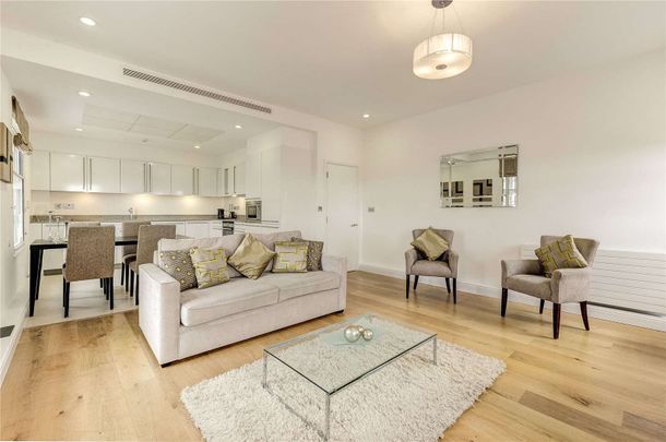 Spacious three double bedroom apartment in Mayfair. - Photo 1