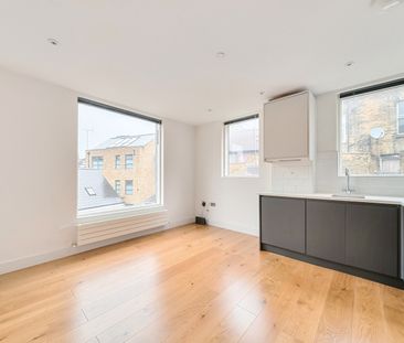 Flat to rent - Deptford Broadway, London, SE8 - Photo 1