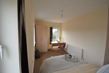 3 bedroom flat to rent - Photo 5