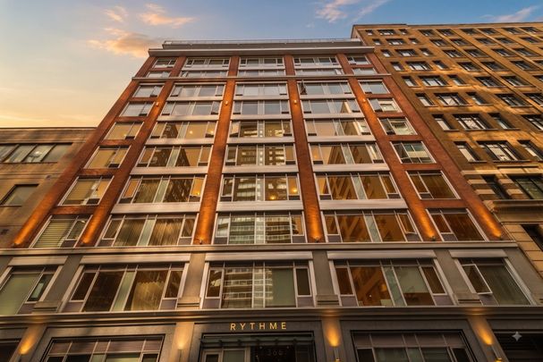 Quartier des Spectacles : condo-loft d'une chambre, offert en location semi-meublée ! - Photo 1