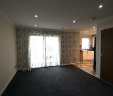 3 bedroom flat to rent - Photo 1