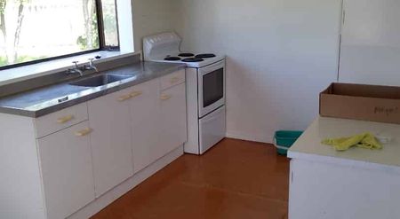 Home in Te Atatu South - Photo 3