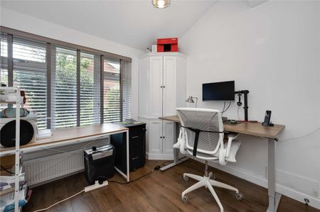 A spacious three bedroom family home in a quiet cul-de-sac. - Photo 2