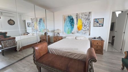 Amplio y precioso piso de 3 dormitorios con vistas al mar y a la cuidad - Photo 5