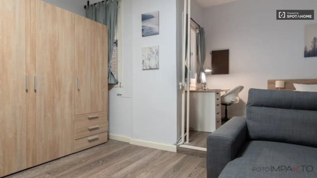 Rooms for women for rent in 5-bedroom apartment in Goya - Photo 1