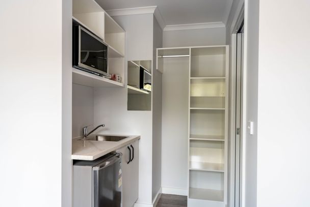 Located within a short, five minute walk to the Waikato University are these brand new, one bedroom studio rooms. Set on three levels, the studio rooms are fully furnished. - Photo 1