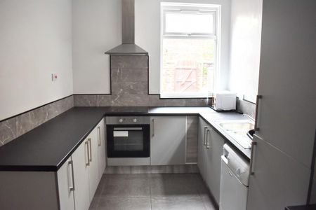 4 bedroom terraced house to rent - Photo 2