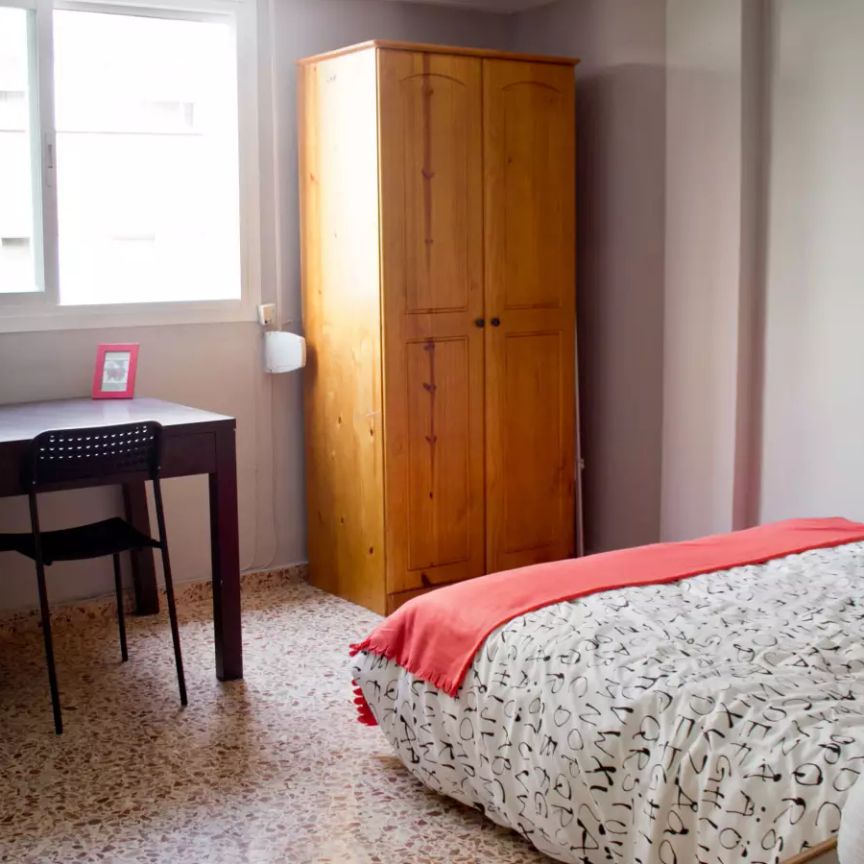 Room in a shared 5-bedroom apartment for rent in L'Amistat. - Foto 1
