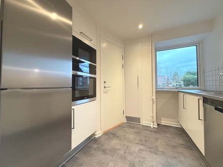 Skøn 4-værelses lejlighed med en god beliggenhed - Foto 2