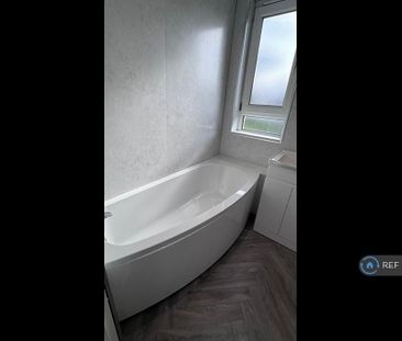 3 bedroom flat to rent - Photo 5