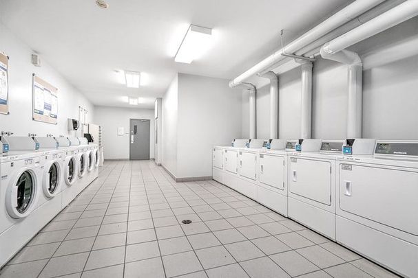 Deluxe Balcony Room - McGill Ghetto - Photo 1