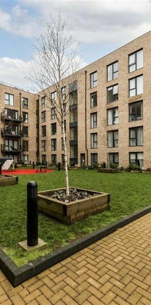 Woodley Crescent - Photo 1
