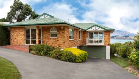Lovely 4 Bedroom Family Home with Exceptional Views! - Photo 3