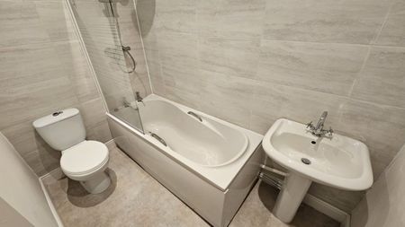 3 bed Terraced - To Let - Photo 5