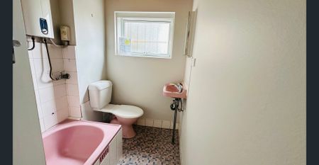 Well maintained ground floor unit - Photo 3