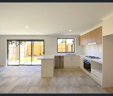 Luxury Double-Storey Townhouse! - Photo 4