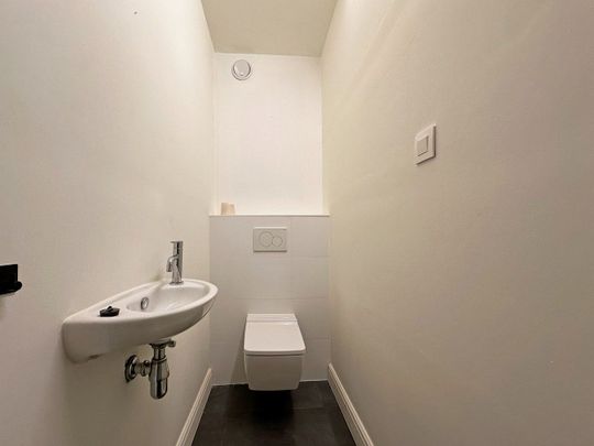 Ruim, gelijkvloers appartement met 2 slaapkamers, terras en een autostaanplaats! - Photo 1