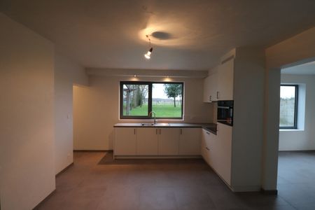 Gerenoveerde woning met 3 slaapkamers, terras met tuin en carport. - Foto 2
