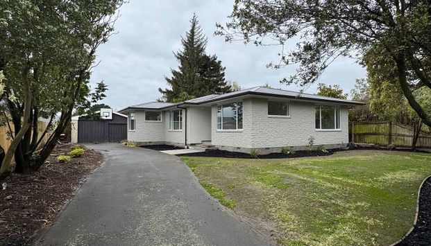 Spacious family home with a pool & large backyard - Photo 1