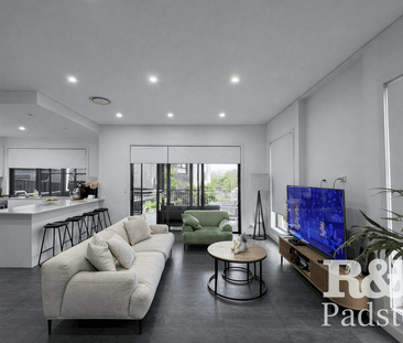 Spacious Living & Entertaining in Quiet Location with District Views - Photo 2