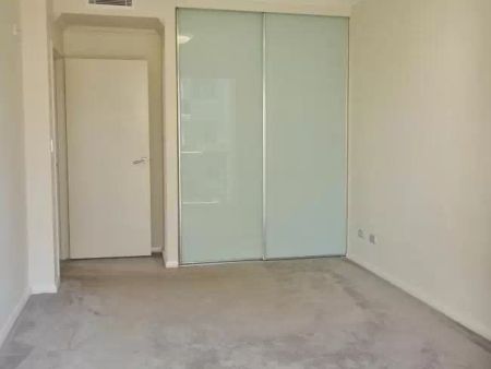 Apartment with 2 bedrooms, 1 bathroom & parking for 1 car - Photo 2