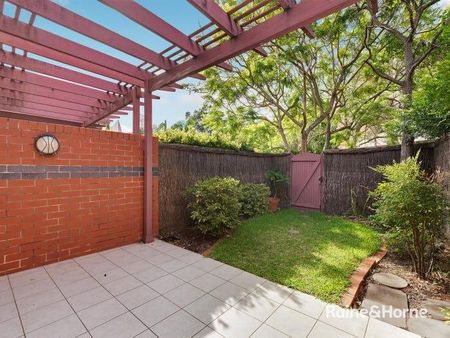 FAMILY SIZED TOWNHOUSE IN PRIME POSITION - Photo 3