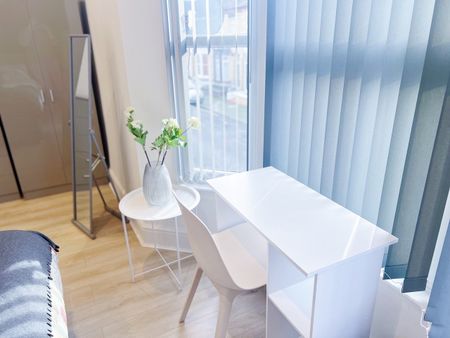 Room in a Shared House, Newcombe Street, L6 - Photo 5